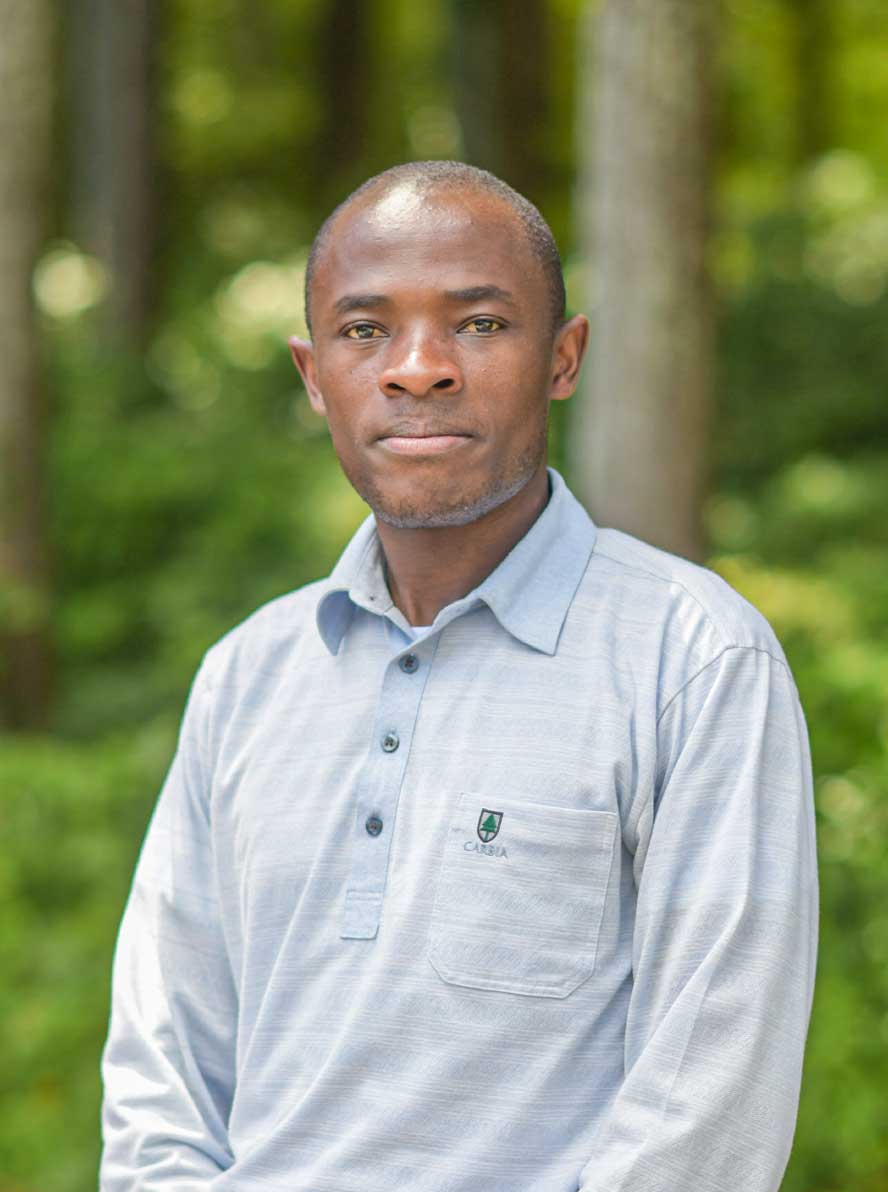 Duncan Wasimbi (English)  B.A. Tokyo Christian Univ.MSC. South Wales Univ.